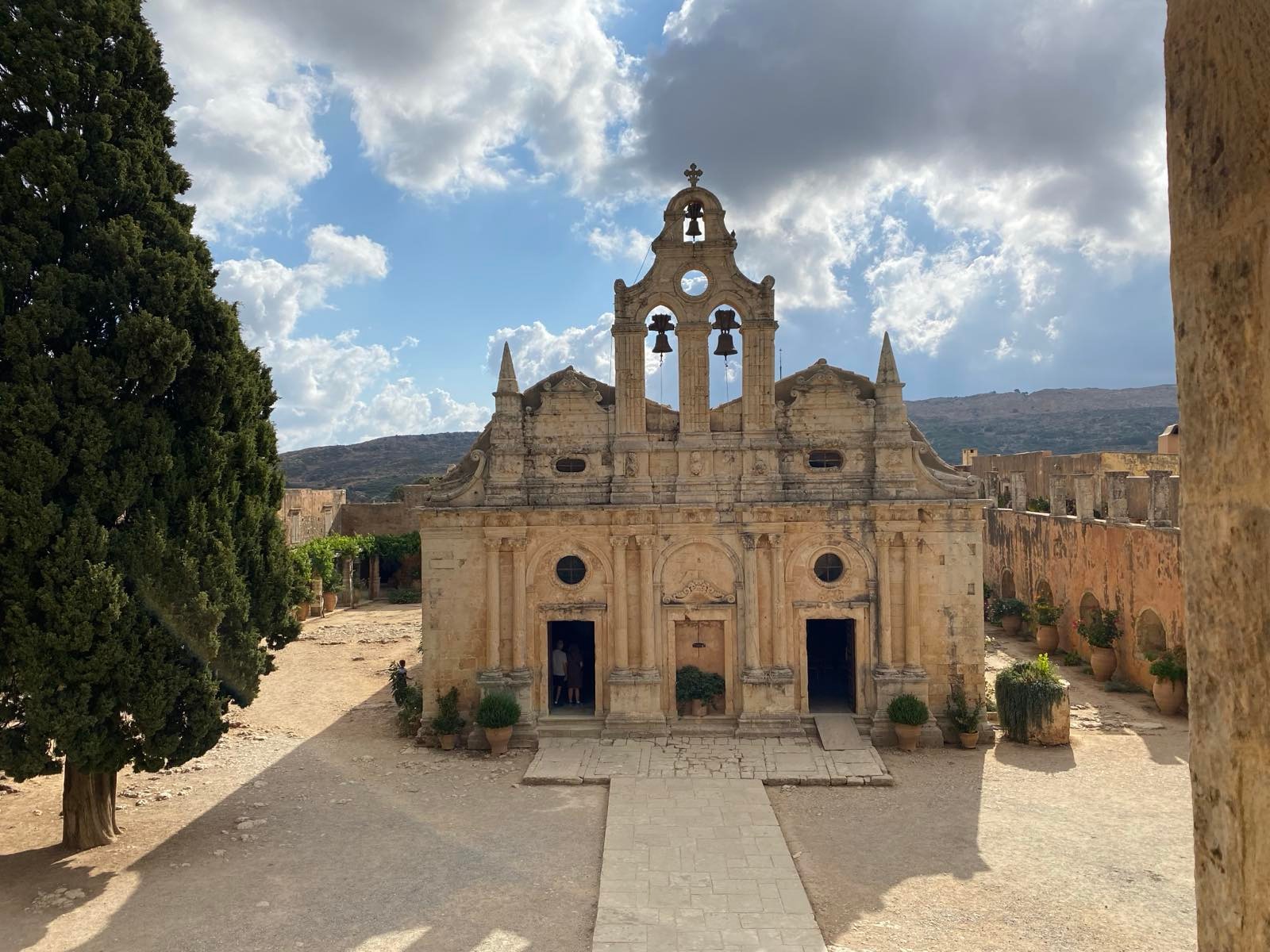 Crete has over 400 villages scattered across its four regional units: Chania, Rethymno, Heraklion, and Lassithi. Villages in Crete